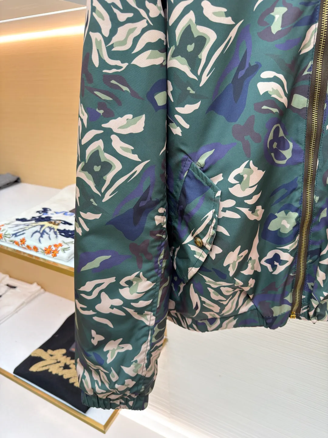 LOUIS VUITTON camouflage printed reversible hooded jacket ●Original version: 26800 purchase and development ●Item number: 1681223-B80 ●Fabric: nylon fabric ●Technology: printing production ●Color: camouflage ●Version: fitted version ●Weight: about 550 grams ●Size: 48-50-52-54 ●Description: This windproof jacket is made of lightweight nylon, 2025 The LV Camo pattern and full-frame Monogram jacquard from the autumn and winter show are decorated on both sides. Multiple pockets reflect functional considerations, and the elastic hood, hem and cuffs complete the overall look. 100% polyester fiber, custom-engraved logo hardware, front camouflage printing, presbyopia printing, reversible design. The overall wiring is straight and delicate, the fabric is comfortable and soft, and the color is consistent without color difference. It can be matched with the same style to create a fashionable look and control various occasions. Customized accessories, complete with three standards, same style for men and women!